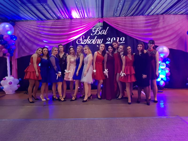 Bal Szkolny 2019 - szkolna zabawa i Polonez w wykonaniu klas gimnazjalnych.  Duża porcja zdjęć z tego wydarzenia! 