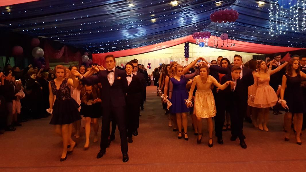 Bal Szkolny 2019 - szkolna zabawa i Polonez w wykonaniu klas gimnazjalnych.  Duża porcja zdjęć z tego wydarzenia! 