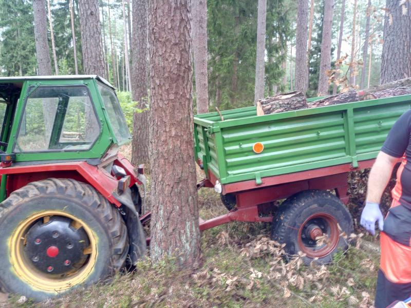 Tragiczny wypadek w lesie pod Tychowem - mężczyzna poniósł śmierć na miejscu. 