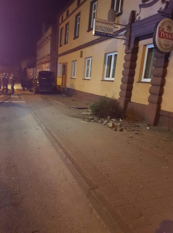 Wypadek w Tychowie - młoda kobieta uderzyła autem w schody.