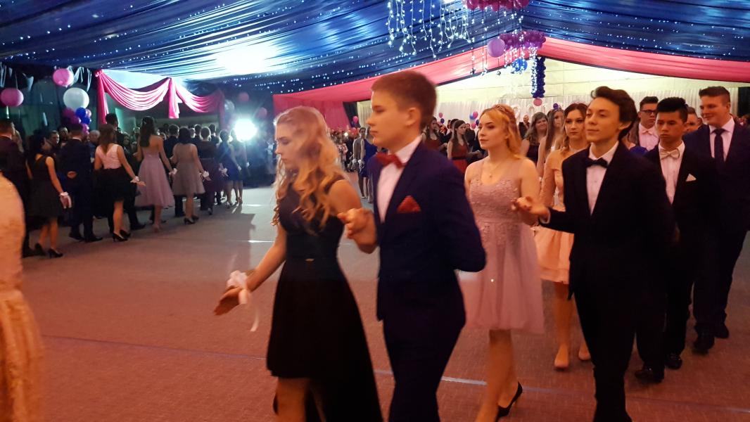 Bal Szkolny 2019 - szkolna zabawa i Polonez w wykonaniu klas gimnazjalnych.  Duża porcja zdjęć z tego wydarzenia! 