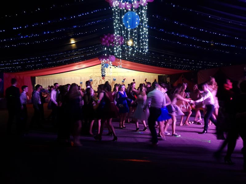 Bal Szkolny 2019 - szkolna zabawa i Polonez w wykonaniu klas gimnazjalnych.  Duża porcja zdjęć z tego wydarzenia! 