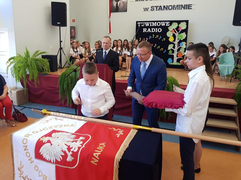 Szkoła podstawowa w Stanominie ma już swojego patrona! Fotorelacja z uroczystości. 