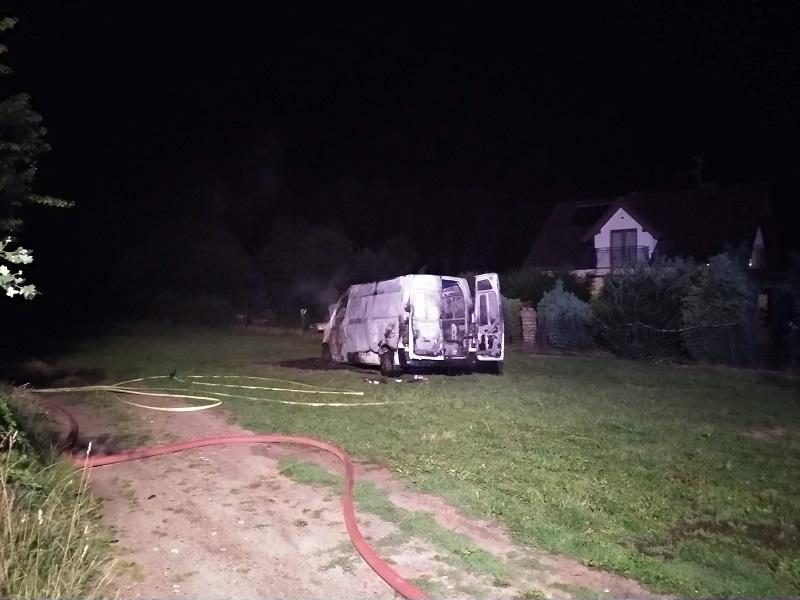 Pożar auta dostawczego pod Tychowem - bus spłonął doszczętnie. 