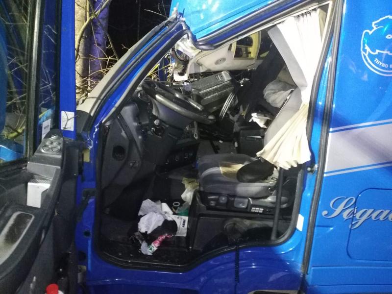 Tir uderzył w drzewo - obywatel Danii był pijany, trafił do aresztu! 