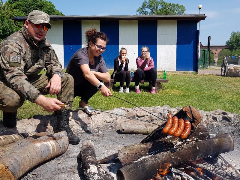 Zarybienia Parsęty smoltem troci i łososia  - dzieci biorą udział. 