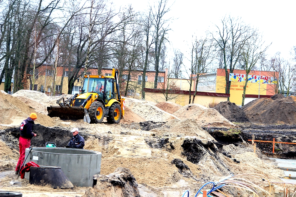 Prace budowlane przy basenie trwają.