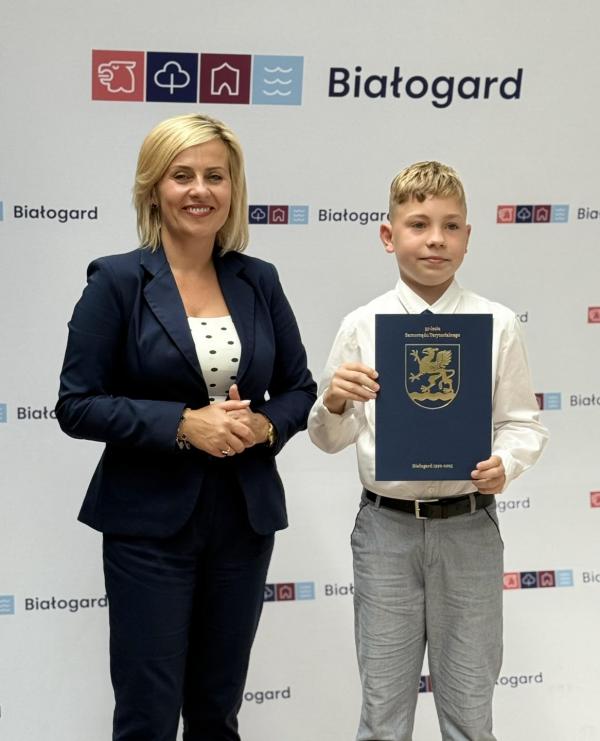 Stypendia za wybitne osiągnięcia wręczone uczniom szkół podstawowych w Białogardzie.