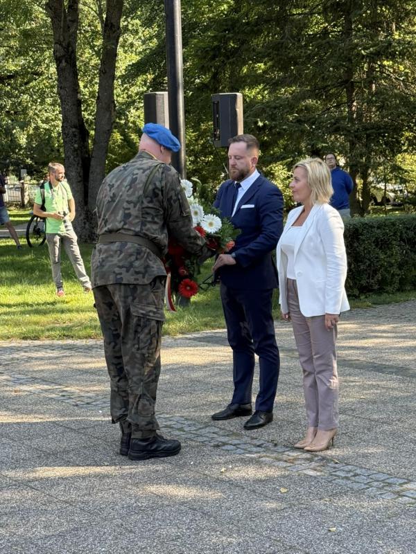 Hołd bohaterom II wojny światowej pod pomnikiem Orła Białego