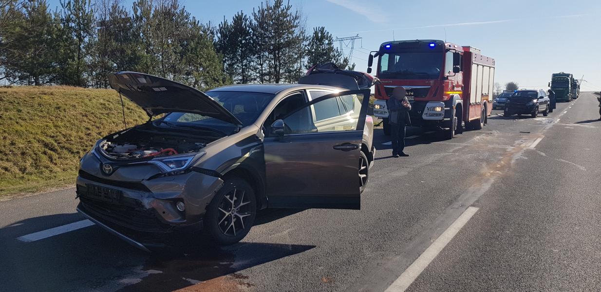 Zderzenie trzech pojazdów na obwodnicy Karlina. Droga całkowicie zamknięta!