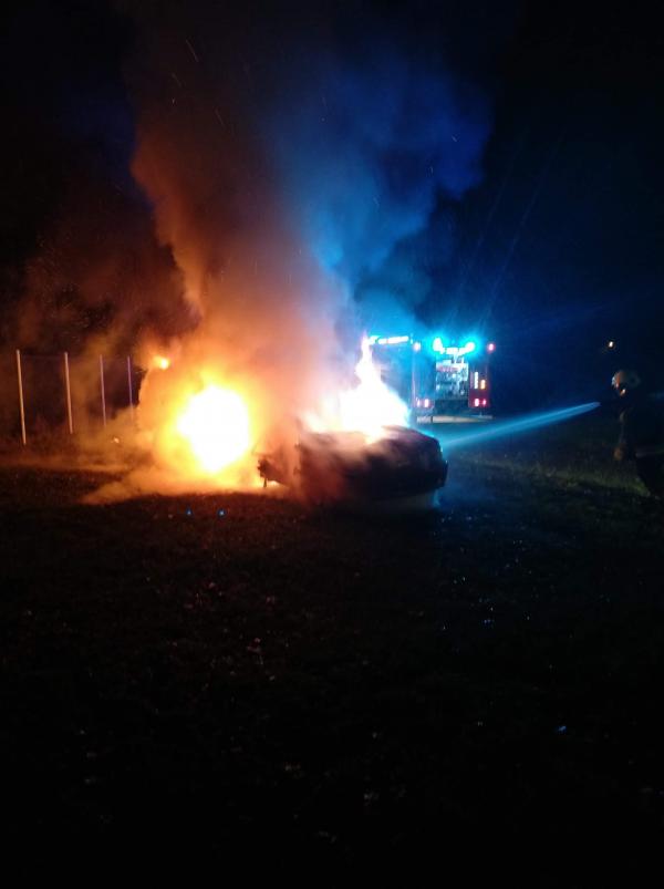 Nocny pożar w Tychowie - spłonęły dwa auta.