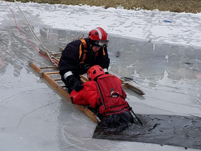 Wspólna akcja Policji, Straży Pożarnej oraz WOPR powiatu białogardzkiego. 