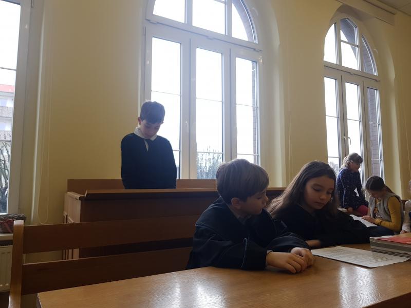 Dzień Edukacji Prawnej - dzieci z Białogardu wzięły udział w symulacji rozprawy sądowej. ZDJĘCIA