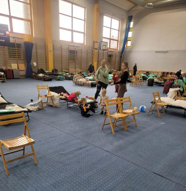 Prawie 100 uchodźców przebywa na sali gimnastycznej w LO