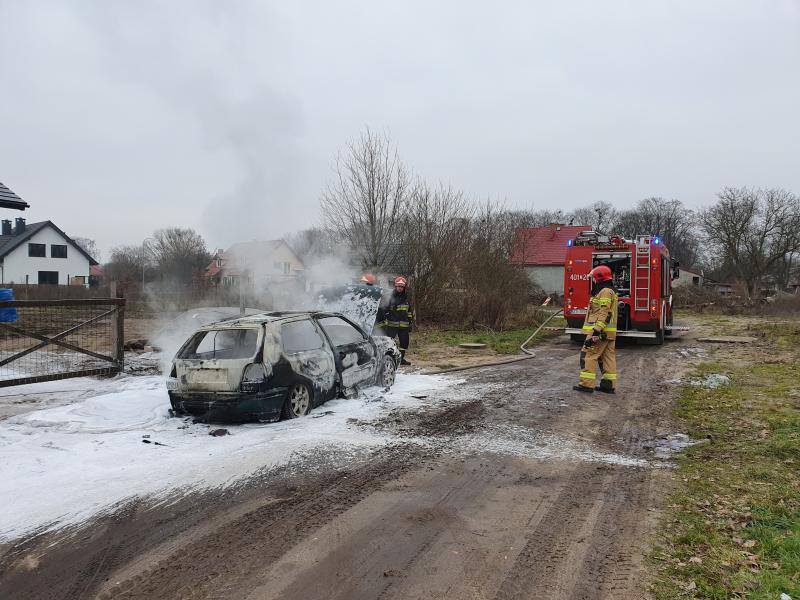 Pożar samochodu w Białogardzie  - volkswagen spłonął doszczętnie! 