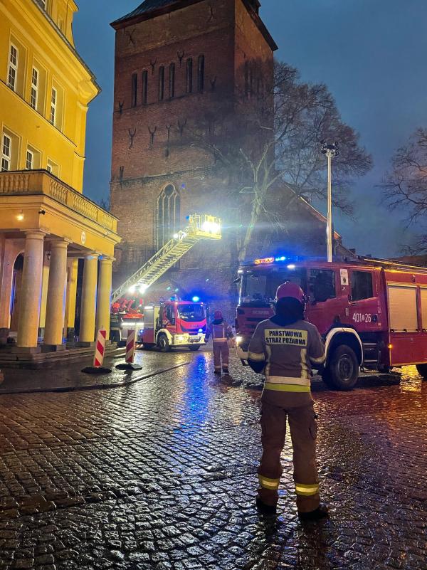 Uszkodzona Igilica na wieży Kościoła NMP