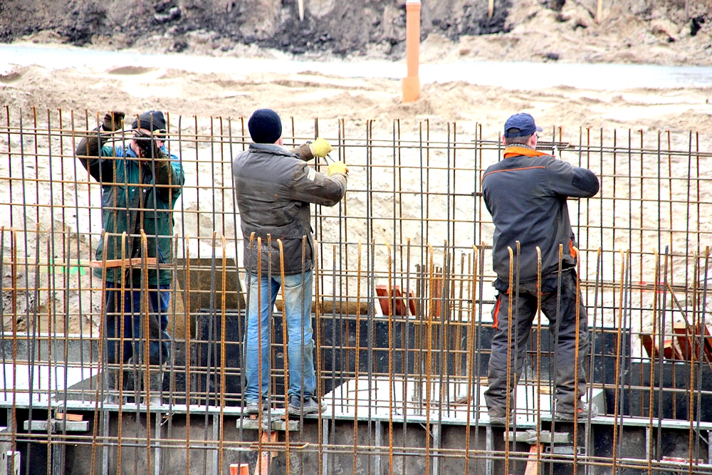 Prace budowlane przy basenie trwają.