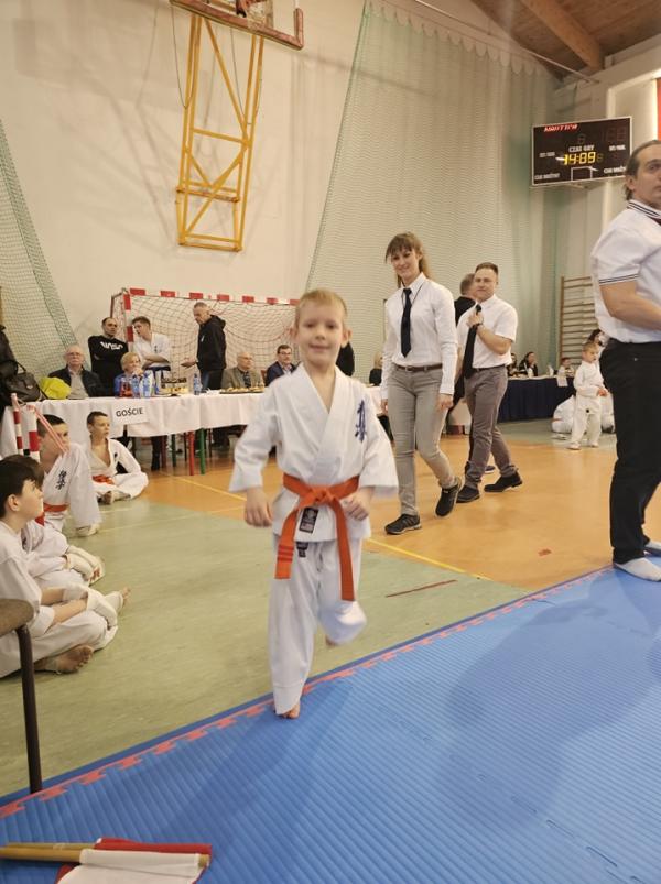 Białogardzcy Karatecy z medalami.