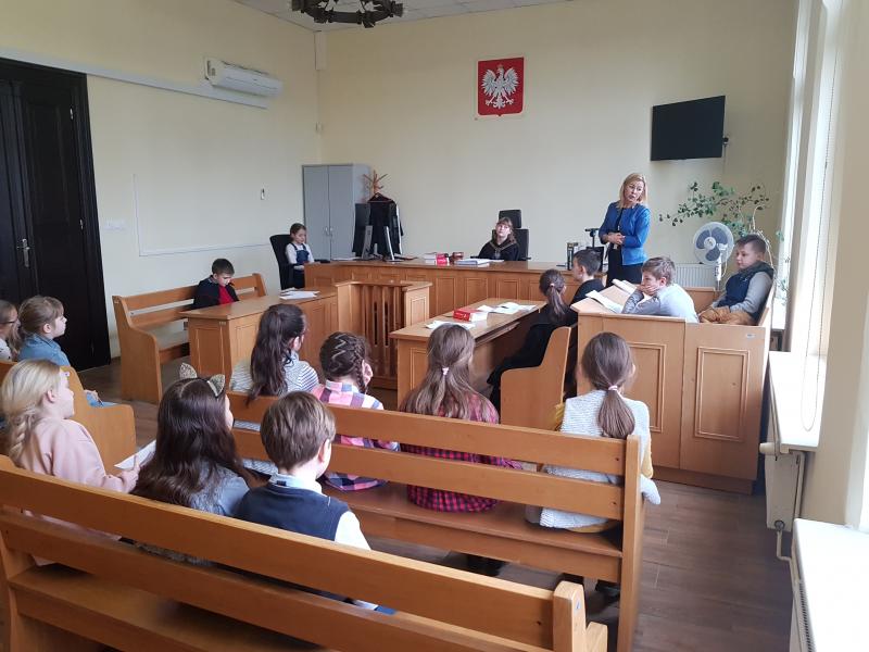 Dzień Edukacji Prawnej - dzieci z Białogardu wzięły udział w symulacji rozprawy sądowej. ZDJĘCIA