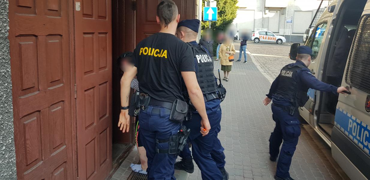 Mężczyzna poważnie ugodzony nożem podczas libacji alkoholowej! Trafił do szpitala. 