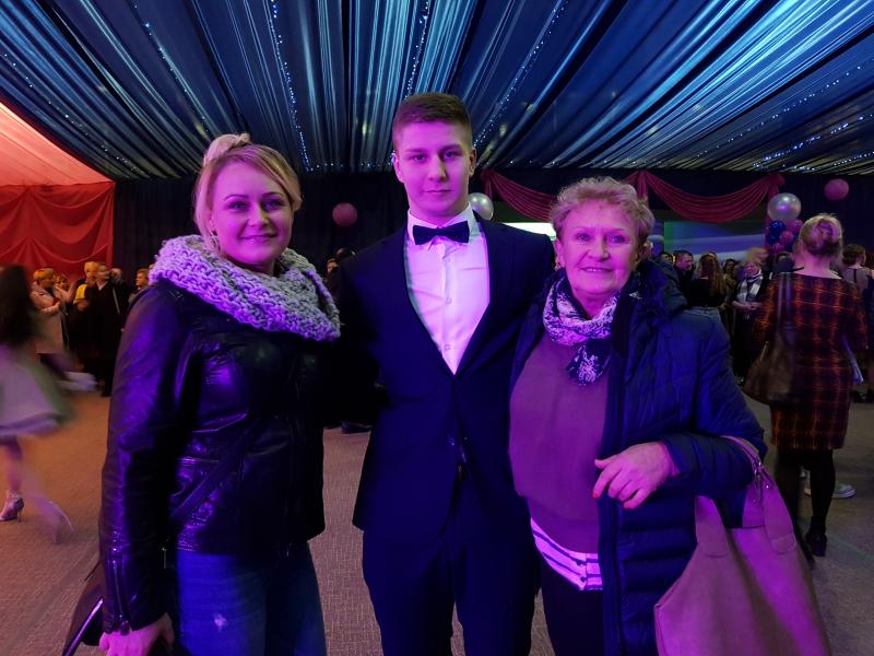 Bal Szkolny 2019 - szkolna zabawa i Polonez w wykonaniu klas gimnazjalnych.  Duża porcja zdjęć z tego wydarzenia! 