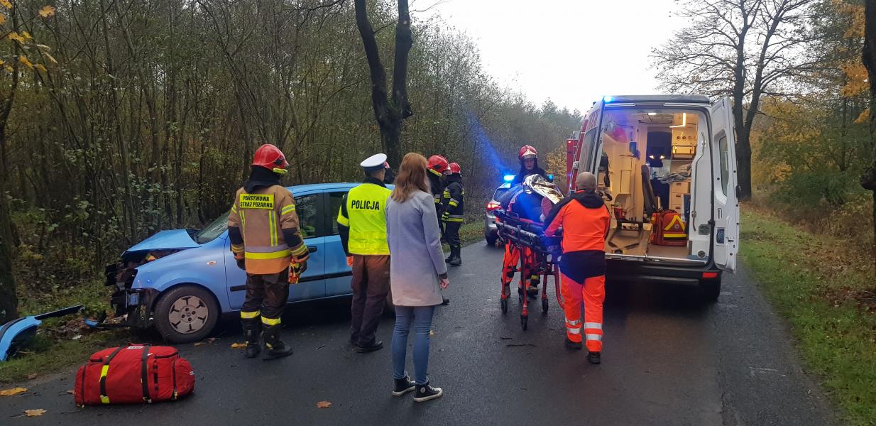 Wypadek pod Białogardem - jedna osoba trafiła do szpitala.