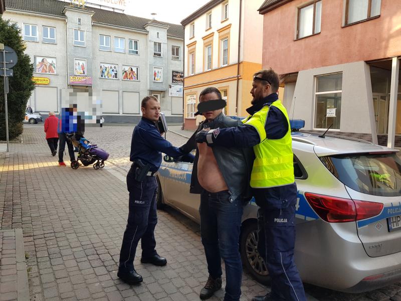Policyjny pościg w centrum Białogardu! Dwóch mężczyzn trafiło do aresztu. 