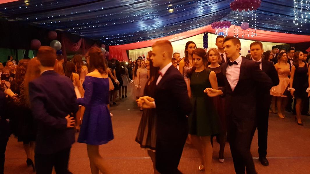 Bal Szkolny 2019 - szkolna zabawa i Polonez w wykonaniu klas gimnazjalnych.  Duża porcja zdjęć z tego wydarzenia! 