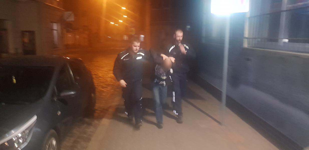 Policyjny pościg zakończył się w lesie - kierowca trafił do aresztu.