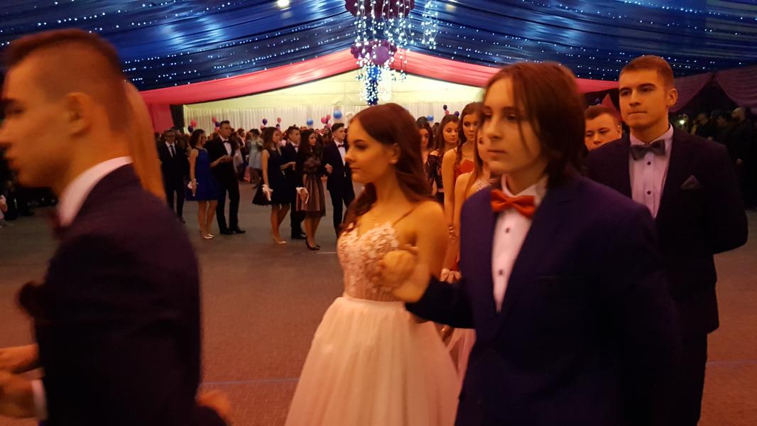 Bal Szkolny 2019 - szkolna zabawa i Polonez w wykonaniu klas gimnazjalnych.  Duża porcja zdjęć z tego wydarzenia! 