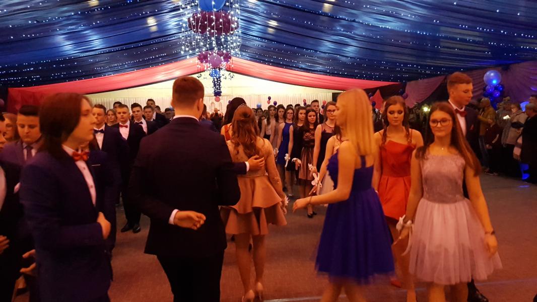Bal Szkolny 2019 - szkolna zabawa i Polonez w wykonaniu klas gimnazjalnych.  Duża porcja zdjęć z tego wydarzenia! 