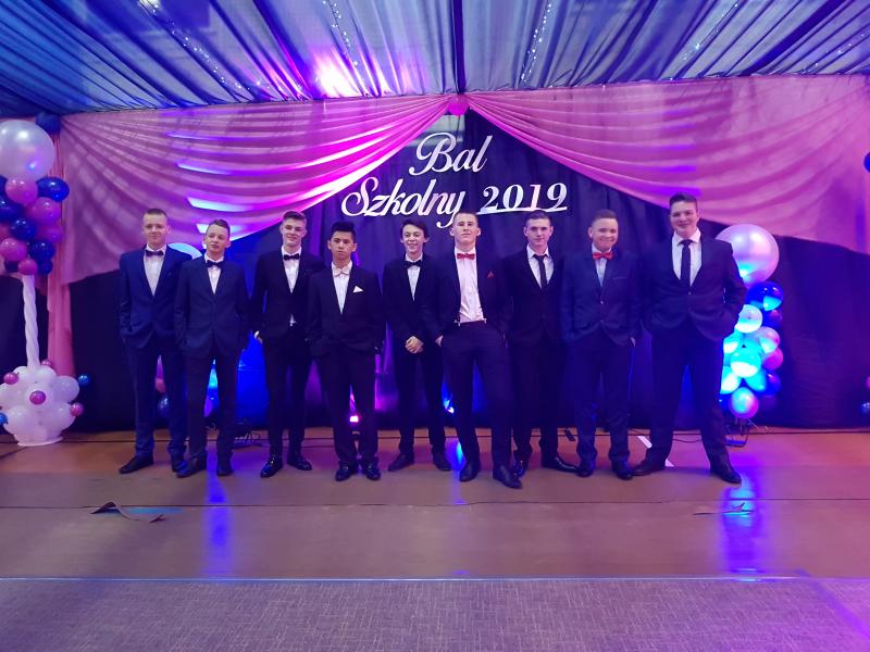 Bal Szkolny 2019 - szkolna zabawa i Polonez w wykonaniu klas gimnazjalnych.  Duża porcja zdjęć z tego wydarzenia! 