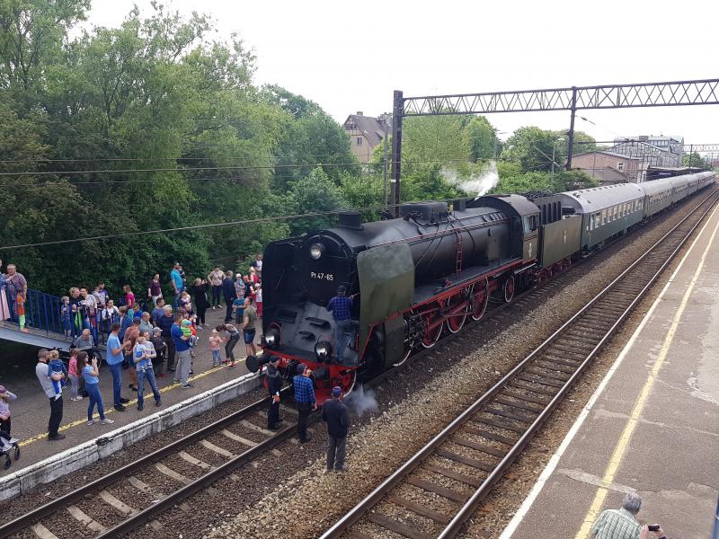 Przejazd pociągu PIRAT przez Białogard - Międzynarodowy Dzień Dziecka. 