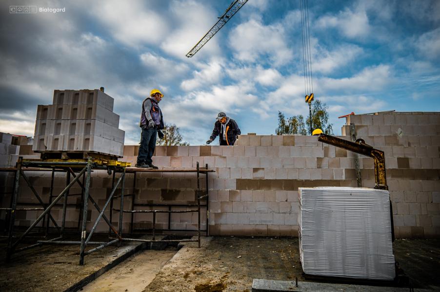 Prace nad nowym budynkiem mieszkalnym nabierają rozpędu