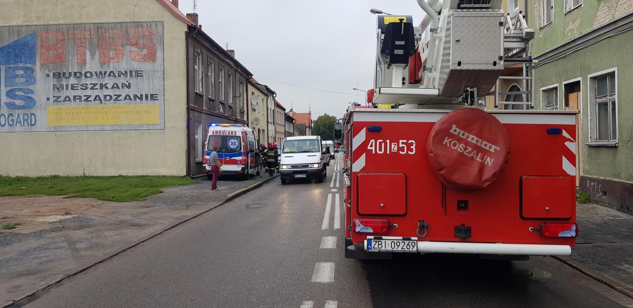 W jednym z mieszkań zawalił się strop! Na miejscu służby ratunkowe.