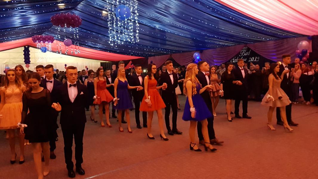 Bal Szkolny 2019 - szkolna zabawa i Polonez w wykonaniu klas gimnazjalnych.  Duża porcja zdjęć z tego wydarzenia! 