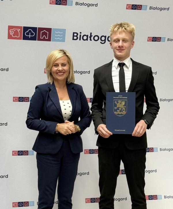 Stypendia za wybitne osiągnięcia wręczone uczniom szkół podstawowych w Białogardzie.