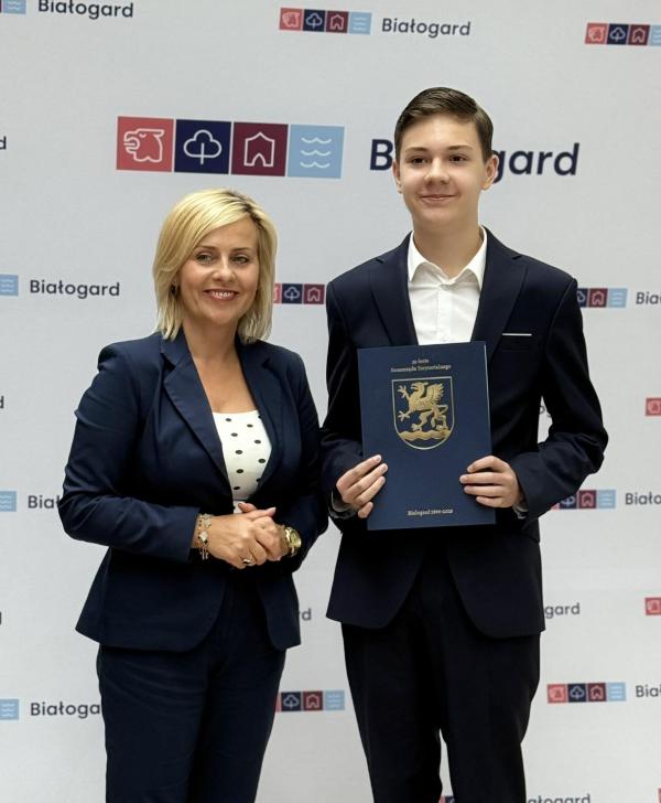 Stypendia za wybitne osiągnięcia wręczone uczniom szkół podstawowych w Białogardzie.