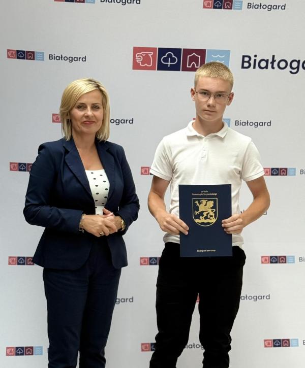 Stypendia za wybitne osiągnięcia wręczone uczniom szkół podstawowych w Białogardzie.