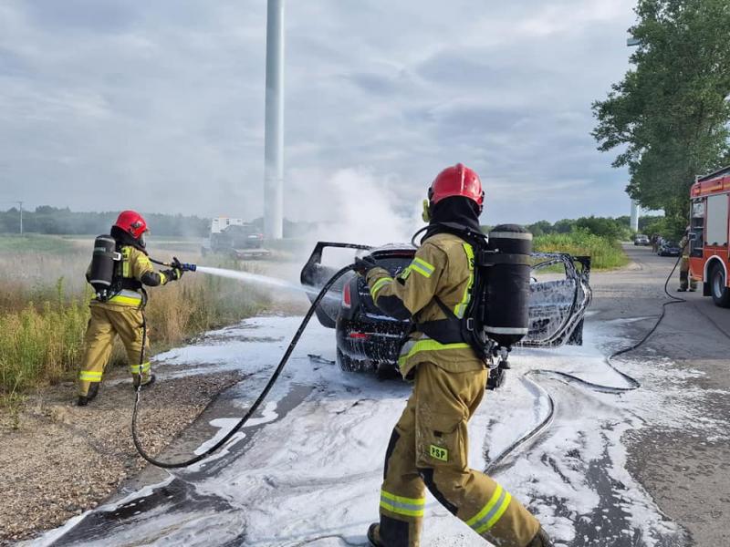 Pożar samochodu w powiecie Białogardzkim