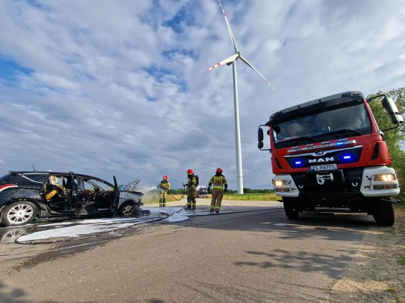 Pożar samochodu w powiecie Białogardzkim