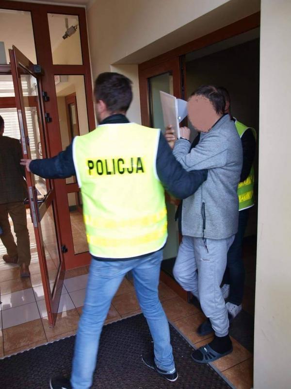 NAUCZYCIEL Z ZARZUTAMI TRAFIŁ DO ARESZTU NA TRZY MIESIĄCE