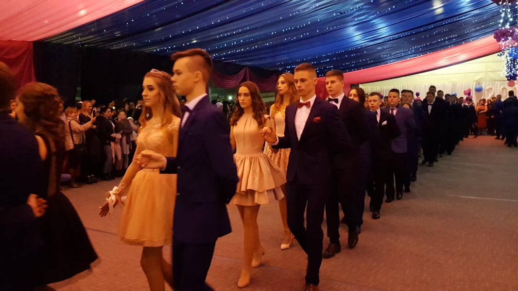 Bal Szkolny 2019 - szkolna zabawa i Polonez w wykonaniu klas gimnazjalnych.  Duża porcja zdjęć z tego wydarzenia! 