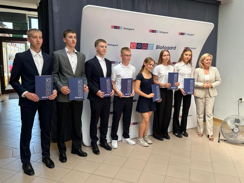 Najzdolniejsi uczniowie Białogardu odebrali Stypendia Burmistrza