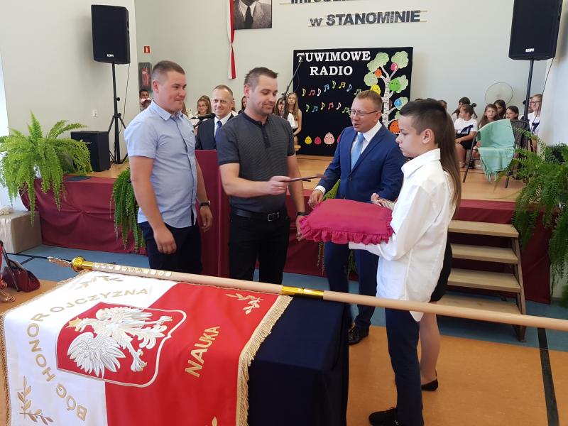 Szkoła podstawowa w Stanominie ma już swojego patrona! Fotorelacja z uroczystości. 