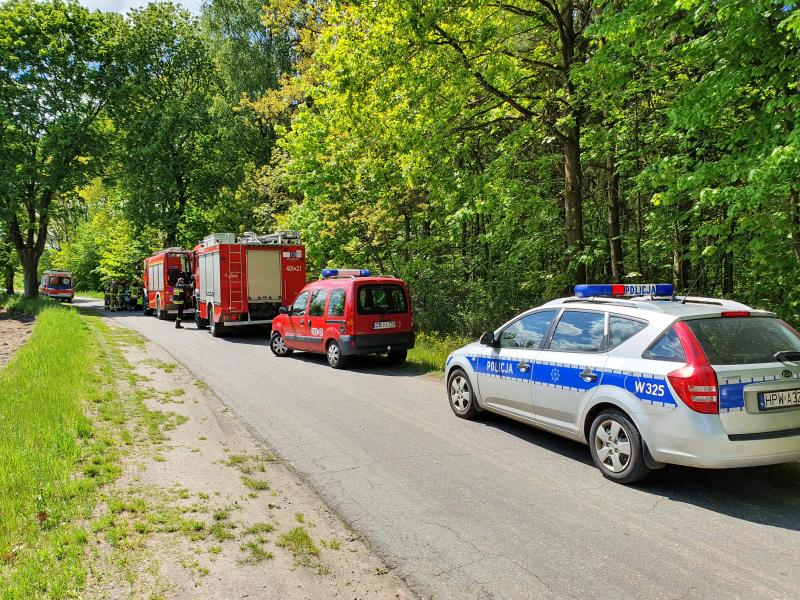 Wypadek pod Białogardem - kierowca Daewoo uderzył w drzewo. 