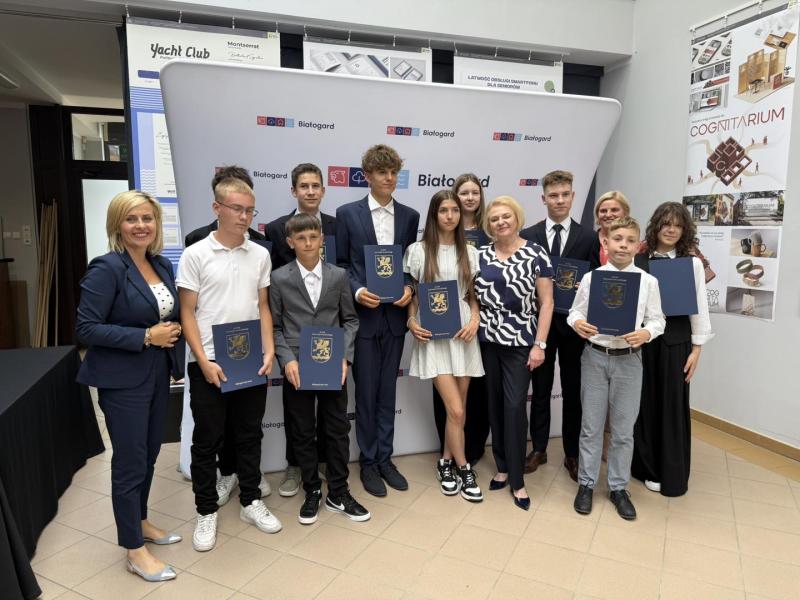 Stypendia za wybitne osiągnięcia wręczone uczniom szkół podstawowych w Białogardzie.