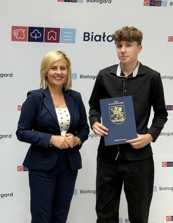 Stypendia za wybitne osiągnięcia wręczone uczniom szkół podstawowych w Białogardzie.