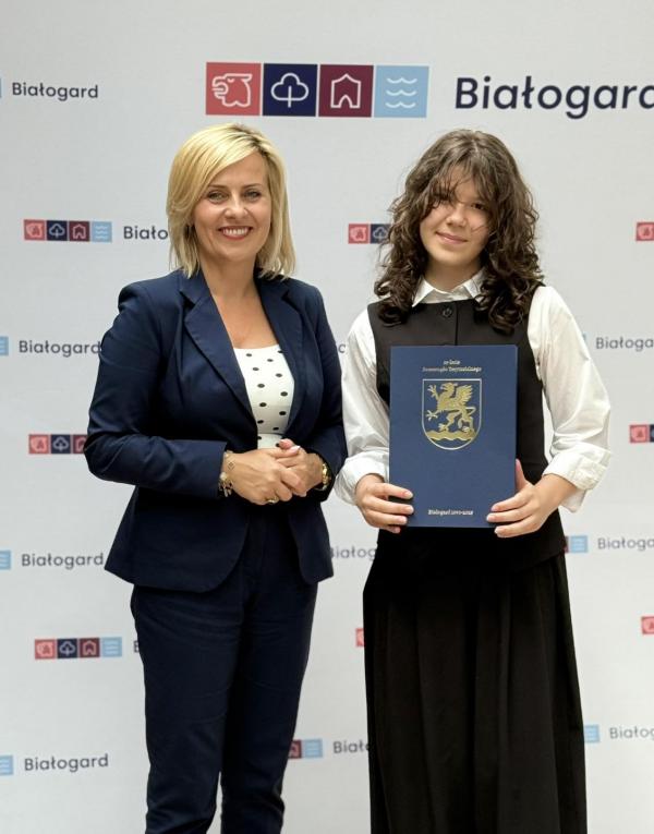 Stypendia za wybitne osiągnięcia wręczone uczniom szkół podstawowych w Białogardzie.