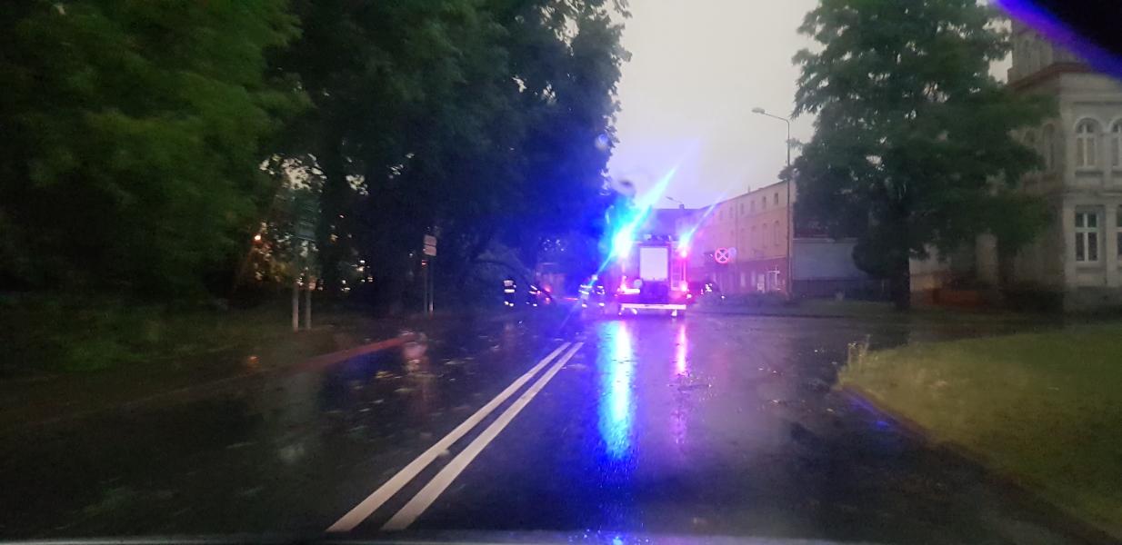 Dziesiątki powalonych drzew i zalane ulice! Strażacy walczą ze skutkami nawałnicy.